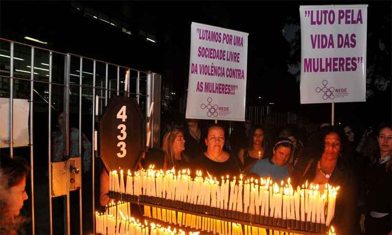 Com trajes pretos e velas, mulheres se manifestaram ontem no Barro Preto, para lembrar as 433 assassinadas em 2017 (foto: Ramon Lisboa/EM/DA Press) Com trajes pretos e velas, mulheres se manifestaram ontem no Barro Preto, para lembrar as 433 assassinadas em 2017 (foto: Ramon Lisboa/EM/DA Press)