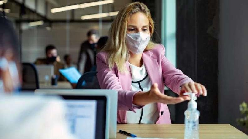 Profissional higienizando as m�os