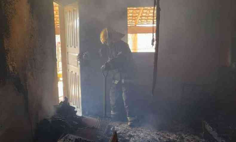 Aps colocar fogo na casa, homem fugiu pelo matagal, mas foi preso pela Polcia Militar(foto: Corpo de Bombeiros de Arax/Divulgao)