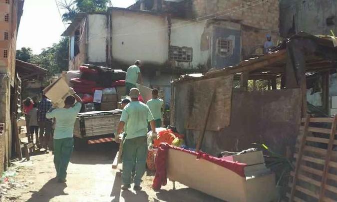 Moradores retiraram pertences dos imóveis nesta manhã (foto: Paulo Filgueiras/EM/D.A Press) Moradores retiraram pertences dos imóveis nesta manhã (foto: Paulo Filgueiras/EM/D.A Press)