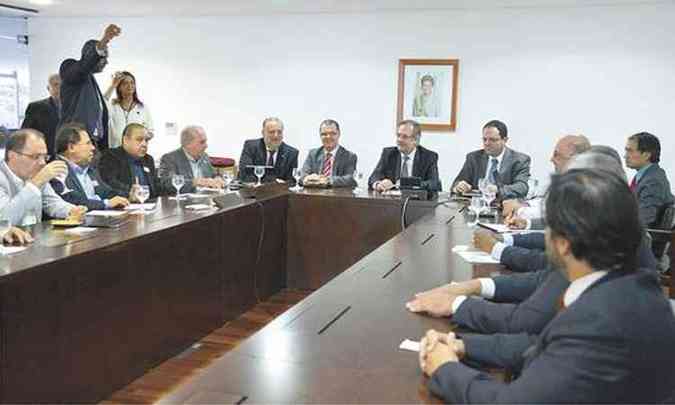 Ministros das Comunicaes, Ricardo Berzoini; da Previdncia, Carlos Gabas; da Secretaria-Geral da Presidncia, Miguel Rossetto; e do Planejamento, Nelson Barbosa, durante reunio com representantes das centrais sindicais (foto: Valter Campanato/Agncia Brasil)