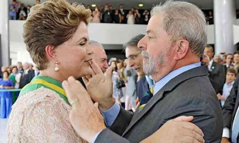 Dilma Rousseff abraa Luiz Incio Lula da Silva