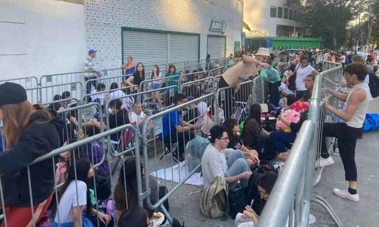 Fila de fs para comprar ingressos para show de Taylor Swift em So Paulo
