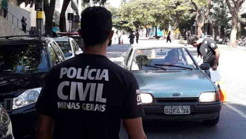 Policiais e agentes de trnsito participam de blitz educativa contra acidentes(foto: Jair Amaral/EM/D.A. Press)