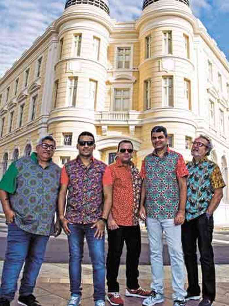 Integrantes da atual formao do Quinteto Violado posam para foto no Centro Histrico do Recife