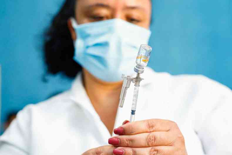Profisisonal de sade prepara aplicao de vacina contra a COVID-19