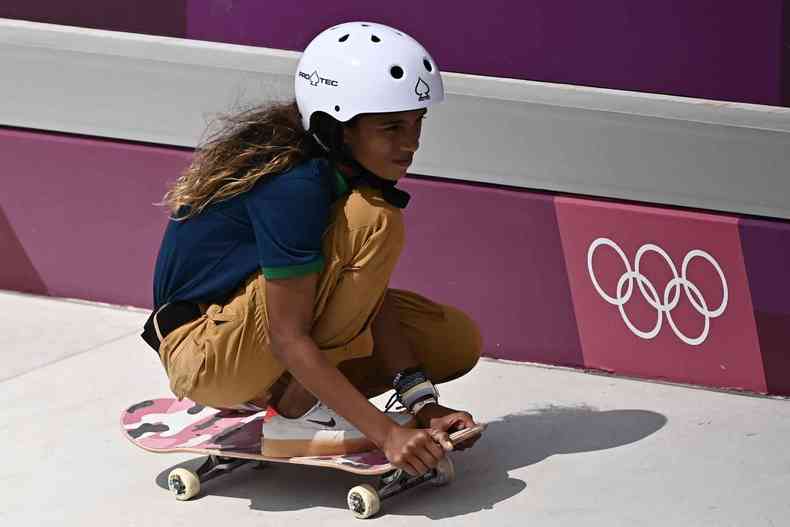 Com apenas 13 anos, Rayssa Leal gravou seu nome da histria do esporte e dos jogos olmpicos ao ganhar a medalha de prata na categoria street skate(foto: LIONEL BONAVENTURE/AFP)