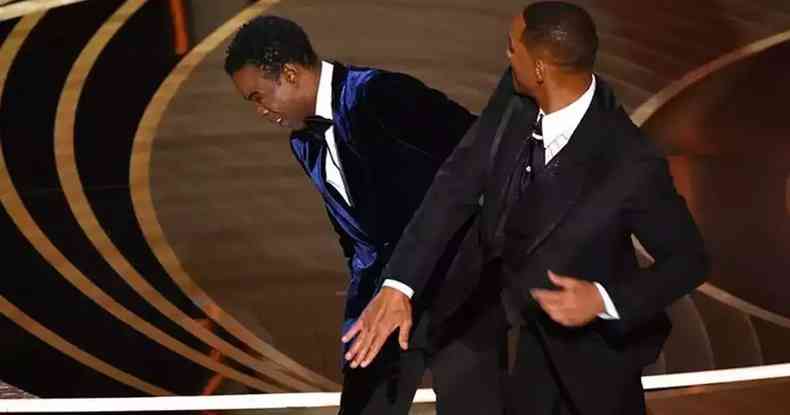 Will Smith d tapa em Chris Rock durante o Oscar 2022