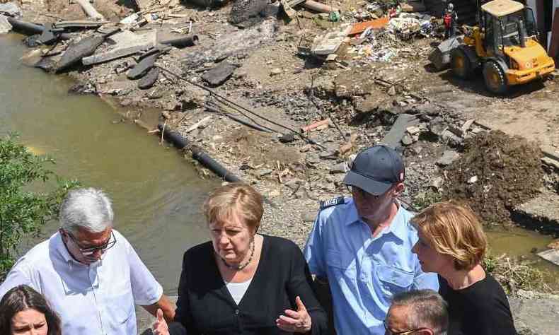 A chanceler alem, Angela Merkel, iniciou neste domingo visita a locais devastados pelas chuvas(foto: CHRISTOF STACHE/POOL/AFP )