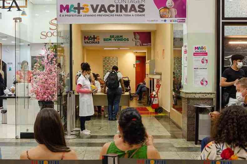 porta do posto de vacinao no Big Shopping Contagem