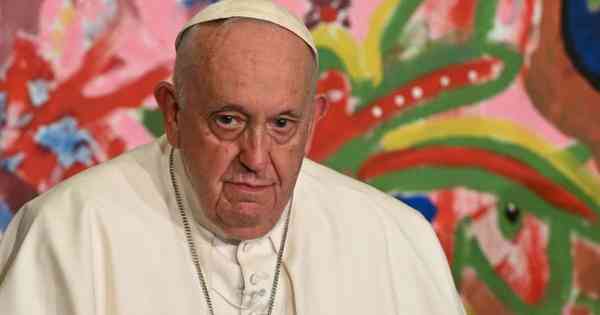 Papa Francisco é internado para passar por cirurgia de emergência