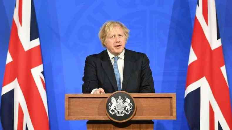 Boris Johnson anunciou que o uso de máscaras e as regras de distanciamento não serão mais obrigatórios na Inglaterra(foto: Reuters)