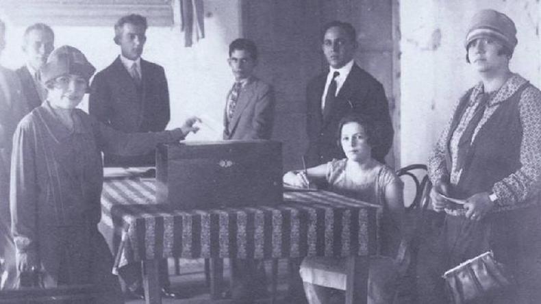 Foto de autor desconhecido, do acervo da Prefeitura de Mossor, mostra Celina votando em 1928
