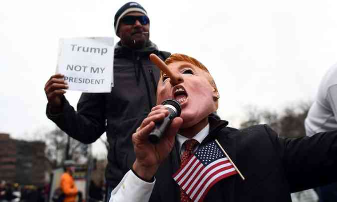 Manifestantes protestam contra o presidente eleito dos EUA, Donald Trump, antes de sua posse em Washington, nesta sexta-feira (foto: JEWEL SAMAD/AFP)