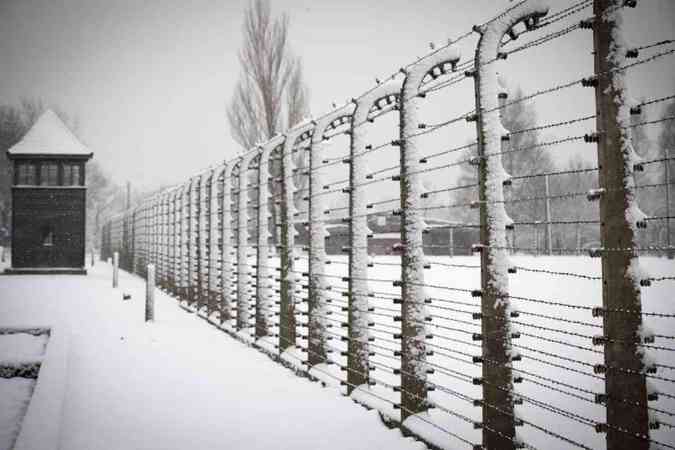 Centenas de sobreviventes celebraram, em Auschwitz, o 70 aniversrio da libertao do maior campo de concentrao nazista durante a Segunda Guerra Mundial
