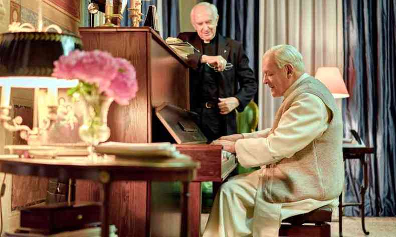 Os atores Anthony Hopkins, que interpreta Bento XVI, e Jonathan Pryce, que vive o papa Francisco, foram indicados ao Globo de Ouro. Premiao ser no prximo dia 5(foto: Netflix/Divulgao)