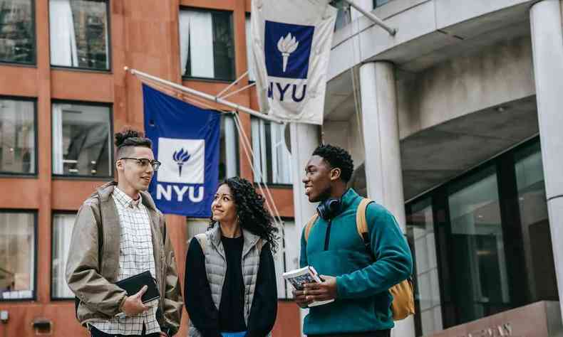 Jovens em frente à Universidade de Nova York