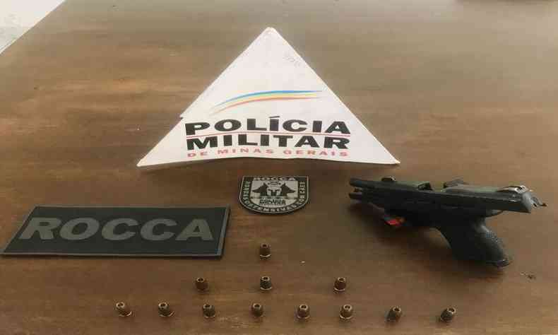 Pistola 380 e doze projéteis foram apreendidas(foto: PMMG/Divulgação)
