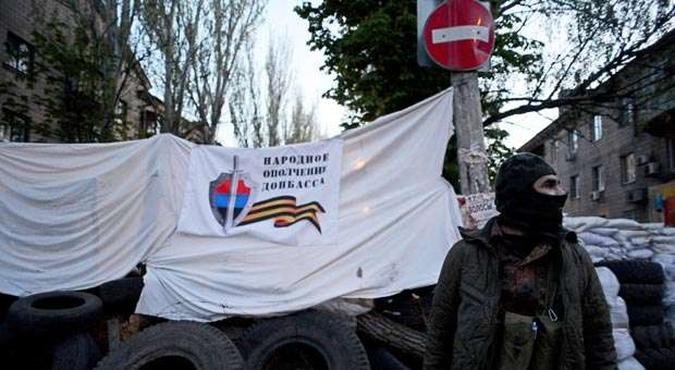 Militante pró-Rússia faz guarda enfrente à sede tomada do serviço de segurança da cidade de Slavyansk(foto: KIRILL KUDRYAVTSEV/AFP) Militante pró-Rússia faz guarda enfrente à sede tomada do serviço de segurança da cidade de Slavyansk(foto: KIRILL KUDRYAVTSEV/AFP)