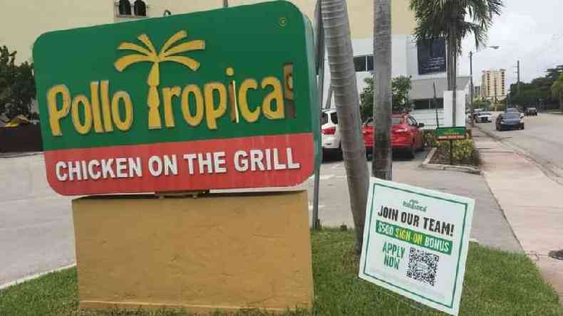 A rede de restaurantes Pollo Tropical em Miami oferece um bnus de US$ 500 para quem quiser trabalhar com eles
