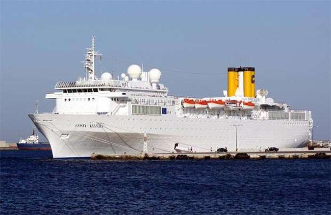 Foto tirada em junho de 2011 mostra o transatlântico Costa Allegra, que está a deriva na costa africana (foto: FP PHOTO / SHIPSPOTTING.COM / HO/ KENNETH KARSTEN) Foto tirada em junho de 2011 mostra o transatlântico Costa Allegra, que está a deriva na costa africana (foto: FP PHOTO / SHIPSPOTTING.COM / HO/ KENNETH KARSTEN)