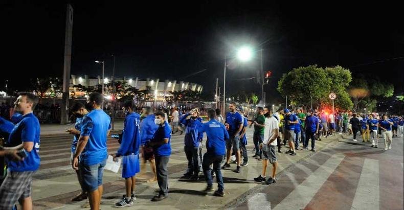 Atrasos, filas e torcedores sem m�scara e pr�ximos na arquibancada no jogo do Cruzeiro repetiram cenas vistas na partida do Atl�tico pela Libertadores(foto: Ramon Lisboa/EM/D.A Press)