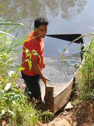 Morador de trecho s margens do Rio das Velhas na RMBH, Anselmo de Arajo encontrou uma canoa que estava submersa havia muitos anos, num sinal da baixa vazo no manancial(foto: Beto Novaes/EM/DA Press)