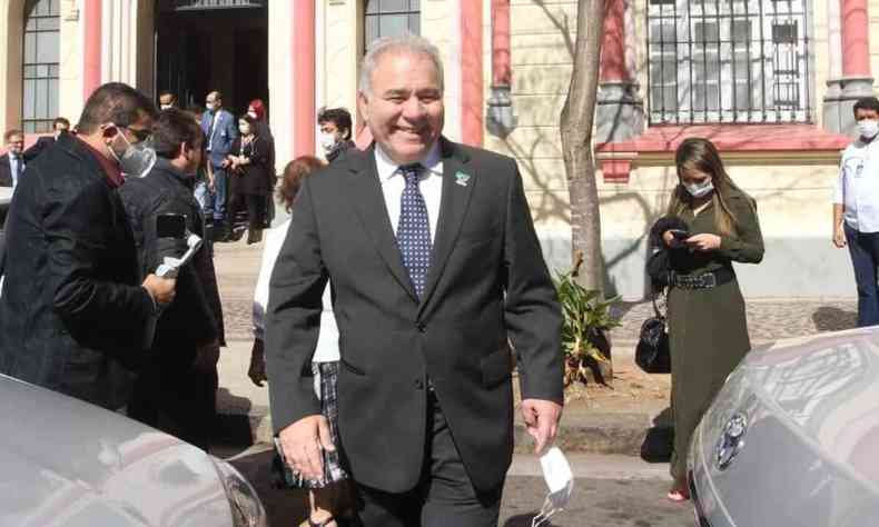 Imagem mostra o ministro Queiroga saindo da Santa Casa. Na foto, ele anda em direção ao carro, sorrindo e e segurando a máscara na mão.