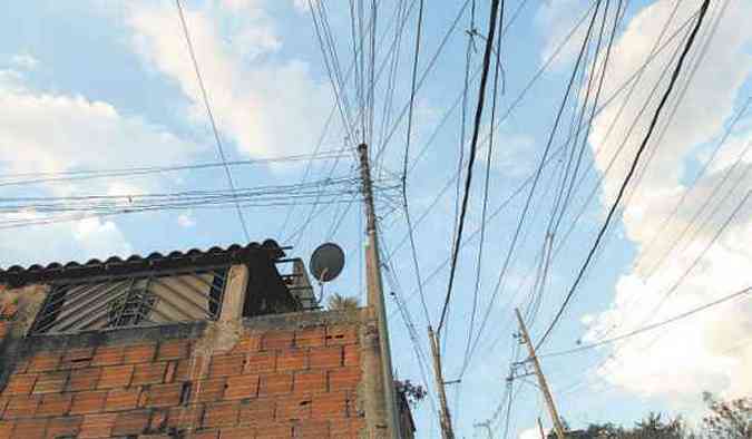 Emaranhado de fios na regiodoBarreiro, em Belo Horizonte, denuncia ligaes irregulares na rede eltrica, que significam alta de 2% na contade luz(foto: CRISTINA HORTA/EM/D.A PRESS)