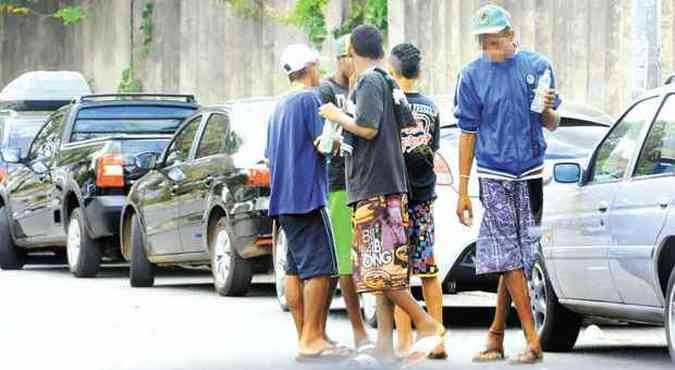 Menores cheiram tner na Avenida dos Andradas, na regio central de BH: participao de adolescentes em roubos cresceu 13,8% em Minas(foto: GLADYSTON RODRIGUES/EM/D.A PRESS)