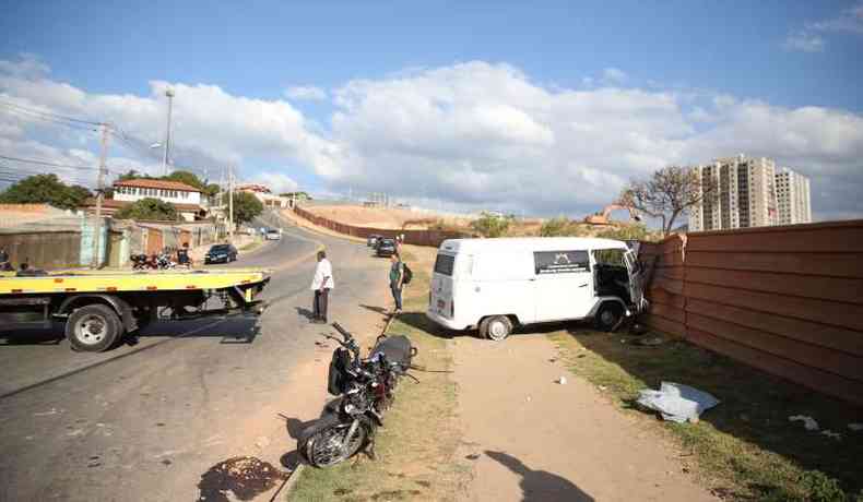 O veculo parou somente depois de subir na calada e atingir um muro(foto: Alexandre Guzanshe/EM/D.A Press)