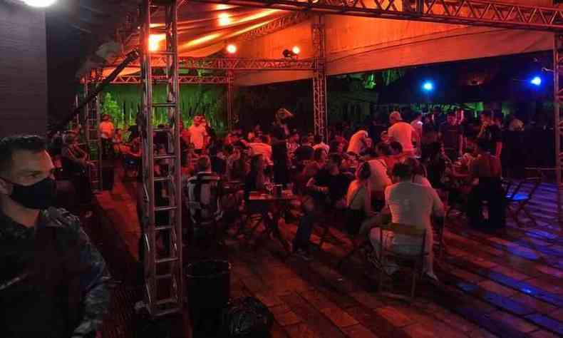 Centenas de pessoas lotam clube em Ibirité, na Grande BH; veja
