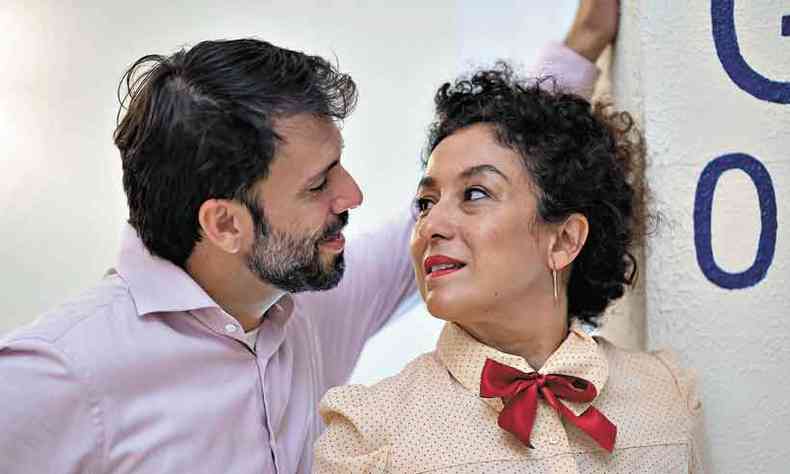 Leandro Baungratz e Raquel Rocha questionam a felicidade de fachada em 
