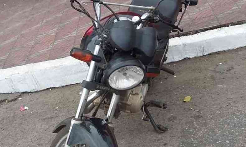 O suspeito fugiu em uma motocicleta, localizada em um motel de Ipatinga, onde ele se escondeu(foto: Polcia Militar / Divulgao)