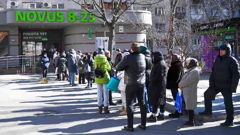 Pessoas esperam na fila do mercado em 1 de maro de 2022 em Kiev, na Ucrnia