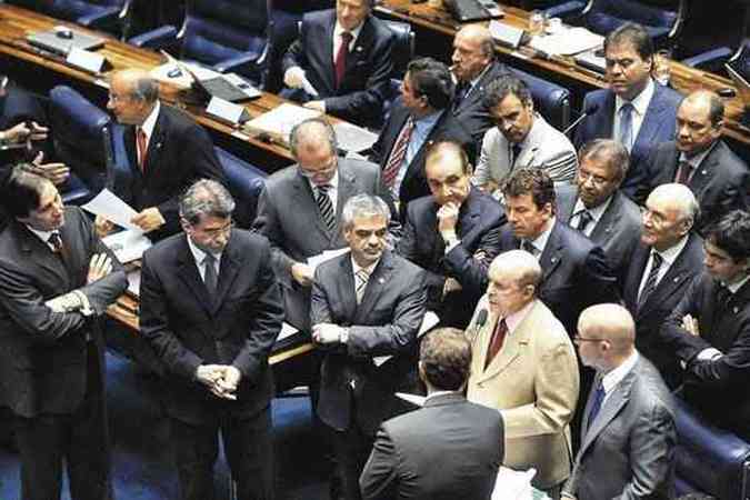 Dois momentos na batalha por verbas para a sade: protesto da oposio na Cmara dos Deputados contra a volta da CPMF, em 2008, quando o ento governo Lula acabou saindo derrotado, e a aprovao da Emenda 29 no Senado, no incio de dezembro do ano passado (foto: Fbio Rodrigues Pozzebom/ABR)