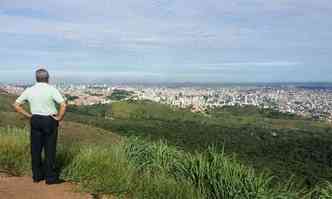 Manh de cu parcialmente nublado em BH. Na foto, mirante do Bairro Taquaril(foto: Beto Novaes/EM/DA Press)