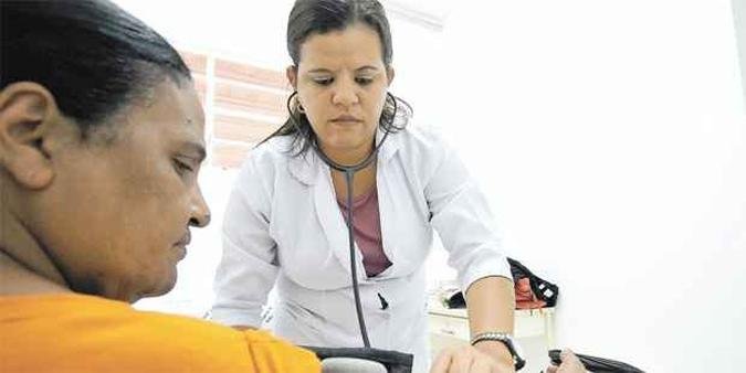 Daniele do Amaral Silva atende a paciente Vera Lúcia dos Santos, no primeiro dia de trabalho no centro de saúde do Distrito de Areias, em Ribeirão das Neves, na Grande BH(foto: ALEXANDRE GUZANSHE/EM/D.A PRESS) Daniele do Amaral Silva atende a paciente Vera Lúcia dos Santos, no primeiro dia de trabalho no centro de saúde do Distrito de Areias, em Ribeirão das Neves, na Grande BH(foto: ALEXANDRE GUZANSHE/EM/D.A PRESS)