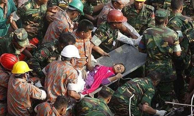Chefe dos Bombeiros acredita que sobrevivente tinha reserva de água ou, ainda, que bebeu a água que foi jogada no prédio (foto: STRDEL / AFP) Chefe dos Bombeiros acredita que sobrevivente tinha reserva de água ou, ainda, que bebeu a água que foi jogada no prédio (foto: STRDEL / AFP)