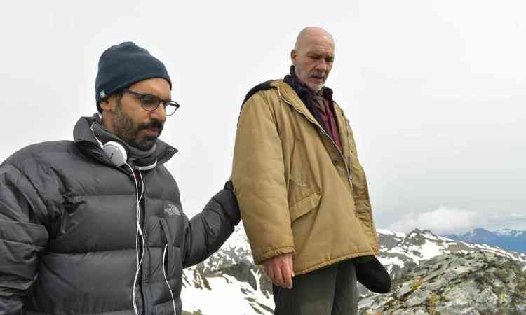 O cineasta Fernando Fraiha e o ator Dario Grandinetti esto lado a lado durante filmagens na Patagnia