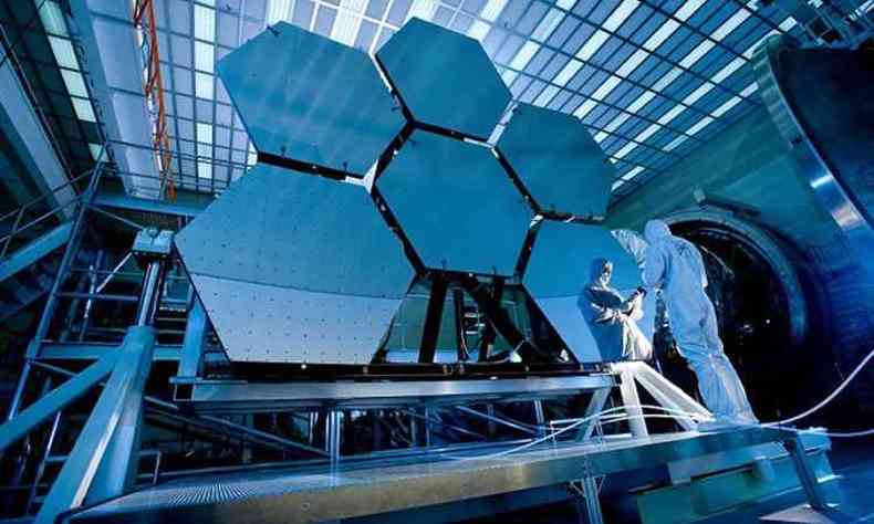 Espelhos do telescpio espacial James Webb (JWST): previso de lanamento em 2018 e capacidade de detectar as condies atmosfricas dos planetas fora do sistema solar.(foto: NASA)