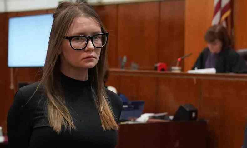 Anna Sorokin, golpista que enganou a elite de Nova York, de culos e semblante srio no tribunal de Nova York que a condenou  priso