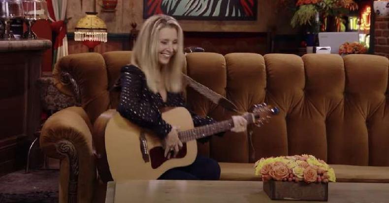 Lisa Kudrow com o famoso violão em que Phoebe Buffay tocava músicas com suas letras hilárias e por vezes constragendoras(foto: HBO Max) Lisa Kudrow com o famoso violão em que Phoebe Buffay tocava músicas com suas letras hilárias e por vezes constragendoras(foto: HBO Max)