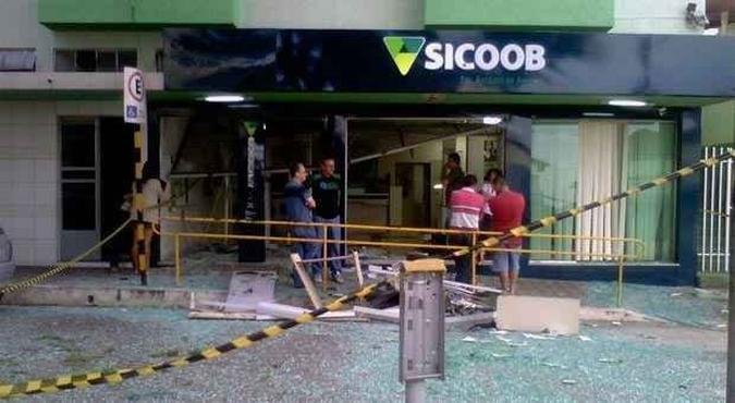 Explos�o danificou a ag�ncia da Siccob em Santo Ant�nio do Amparo, outras tr�s ocorr�ncias foram registradas na madrugada de s�bado(foto: https://www.jornaldelavras.com.br/ Divulga��o Pol�cia Militar de Minas Gerais)