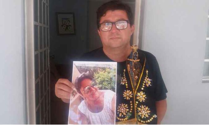 O viúvo Luiz Carlos, em foto de arquivo com retrato da educadora: 'Nosso Senhor vai conceder a presença dela nos nossos corações' (foto: Luiz Ribeiro/EM/DA Press) O viúvo Luiz Carlos, em foto de arquivo com retrato da educadora: 'Nosso Senhor vai conceder a presença dela nos nossos corações' (foto: Luiz Ribeiro/EM/DA Press)