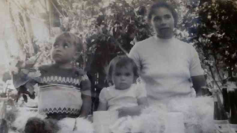 Dona Maria, esposa de seu Louro, com os filhos Gil e Gilda em 1970: Na poca, 'quase ningum queria morar em Paraispolis por conta da dificuldade de acesso e a estrutura precria'