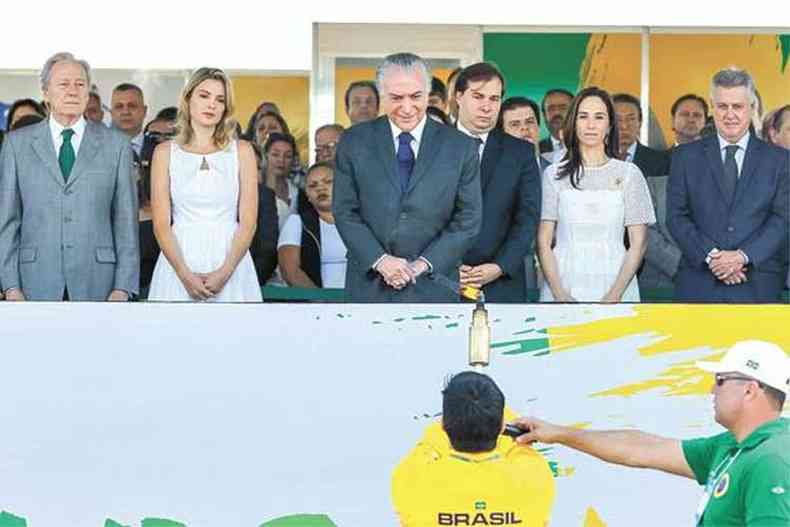 Ao lado da mulher, Marcela, e de autoridades do Judicirio e Legislativo, o presidente aplaude o medalhista de bronze na Olimpada do Rio Arthur Nory, que conduziu o fogo simblico, representando o patriotismo do povo brasileiro (foto: Beto Barata/PR)