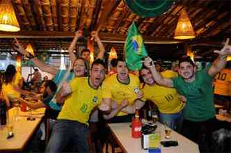 No Fil, o amigos festejam o resultado da Seleo Brasileira no primeiro jogo da Copa (foto: Beto Novaes/EM/D.A Press. Brasil.)