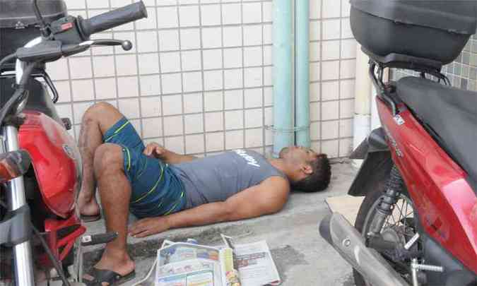 Jos Pedro Nascimento deitou-se na calada enquanto esperava por atendimento na UPA Nordeste, que no comportava mais pacientes(foto: Paulo Filgueiras/EM/D.A Press)