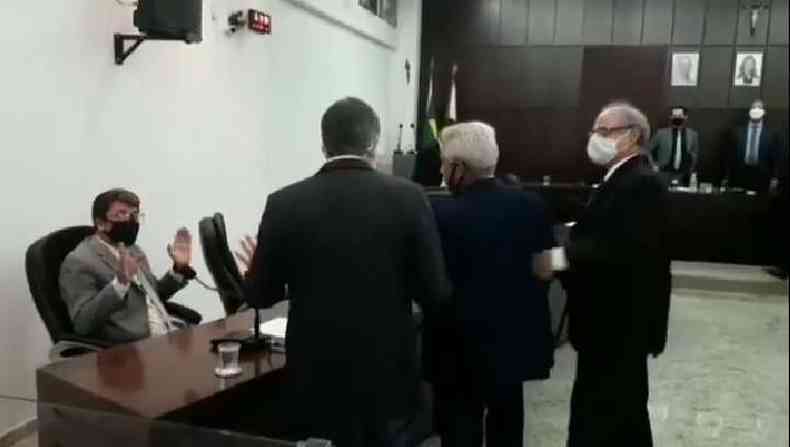 Lder do governo, Sinval Jacinto (PSDB) se levanta e parte para cima do vereador Belmar Diniz (PT) para bater boca. nimos precisaram ser acalmados para que reunio continuasse. (foto: Reproduo YouTube)